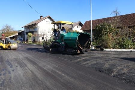 ASFALTIRANJE DOLENJE JEZERO 06 FOTO LJUBO VUKELIČ